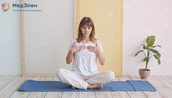 Девушка медитирует